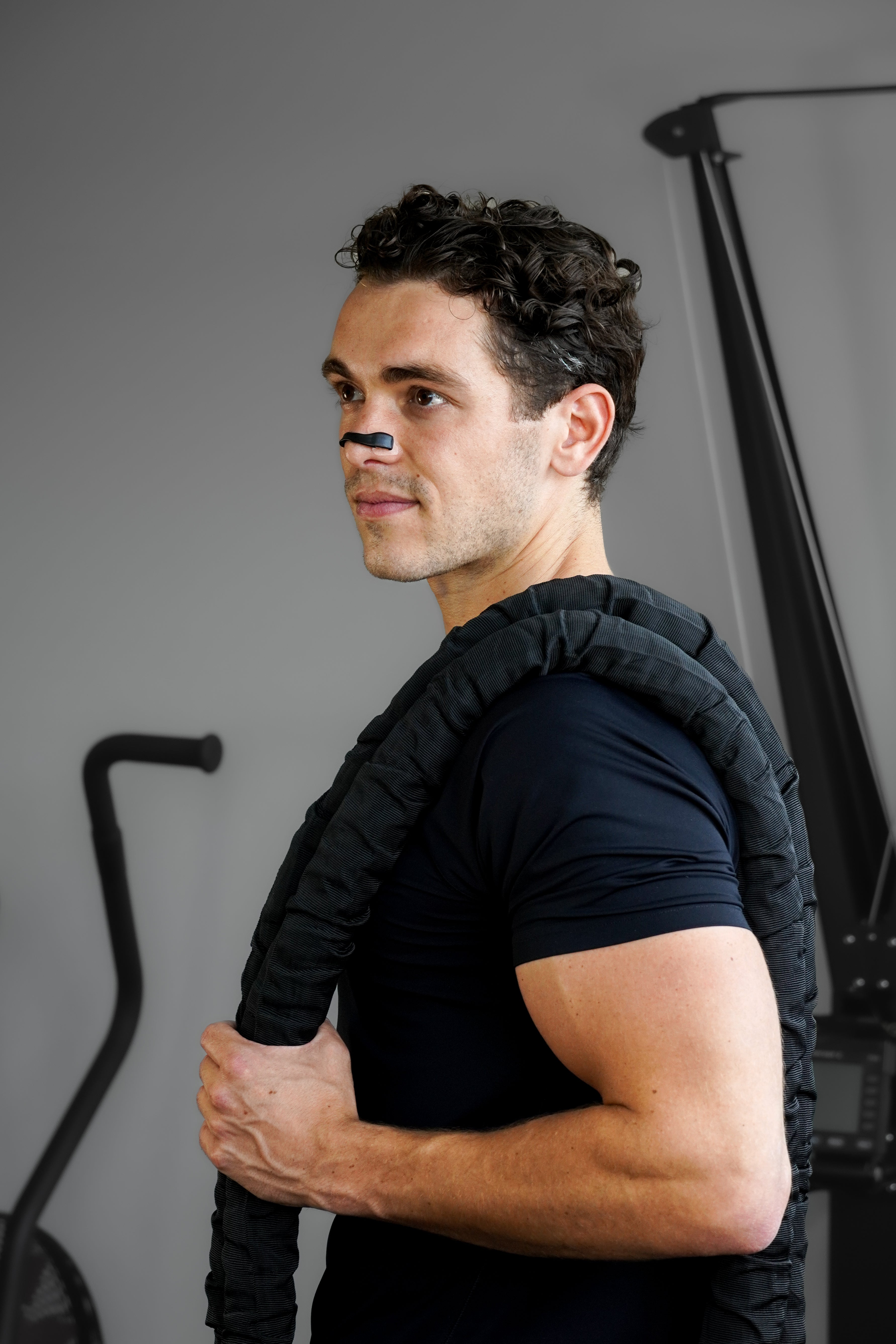 Man draagt magnetische neusstrips van Breathe Boosters tijdens het sporten 