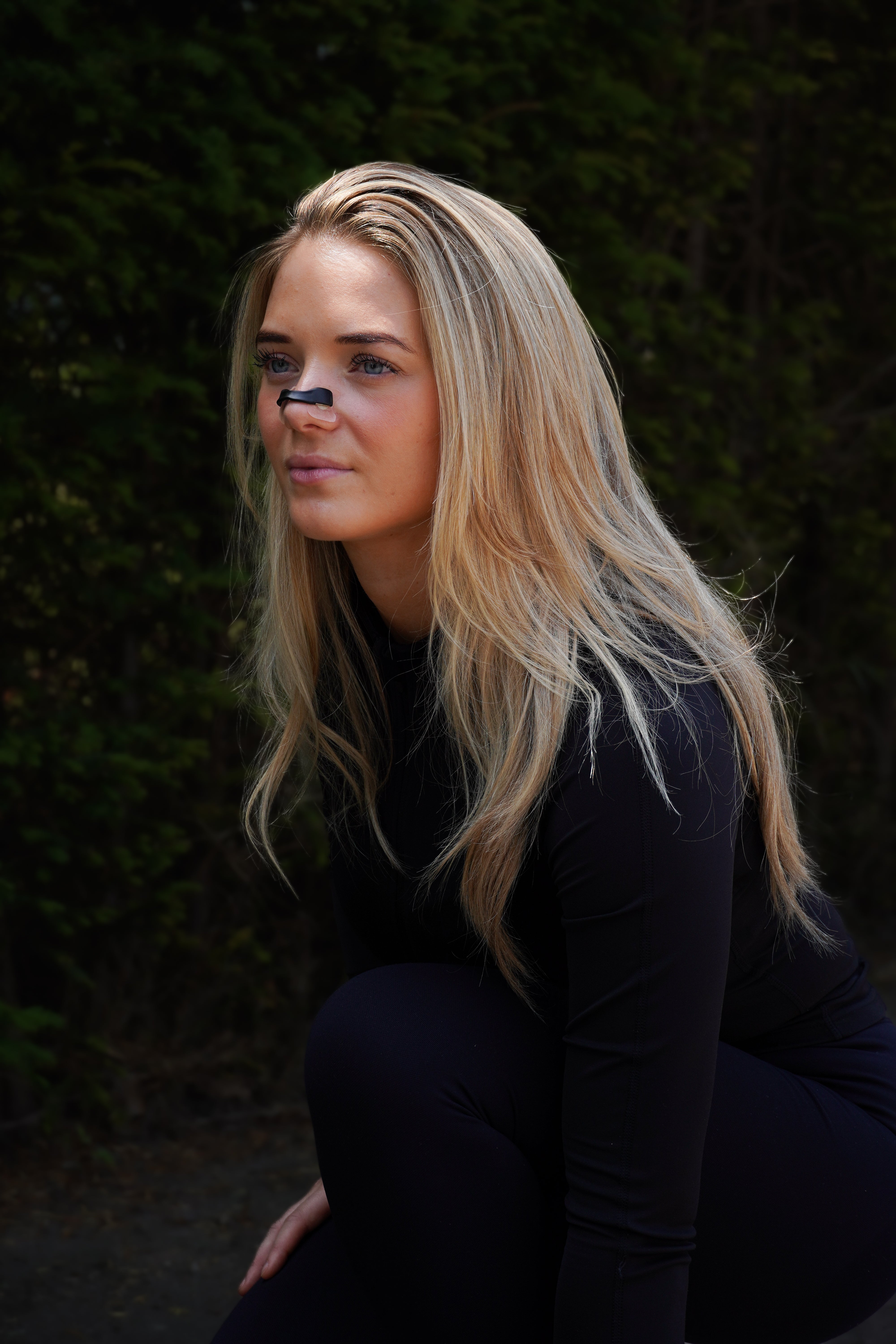 Vrouw draagt magnetische neusstrips van Breathe Boosters voor het sporten en slapen 