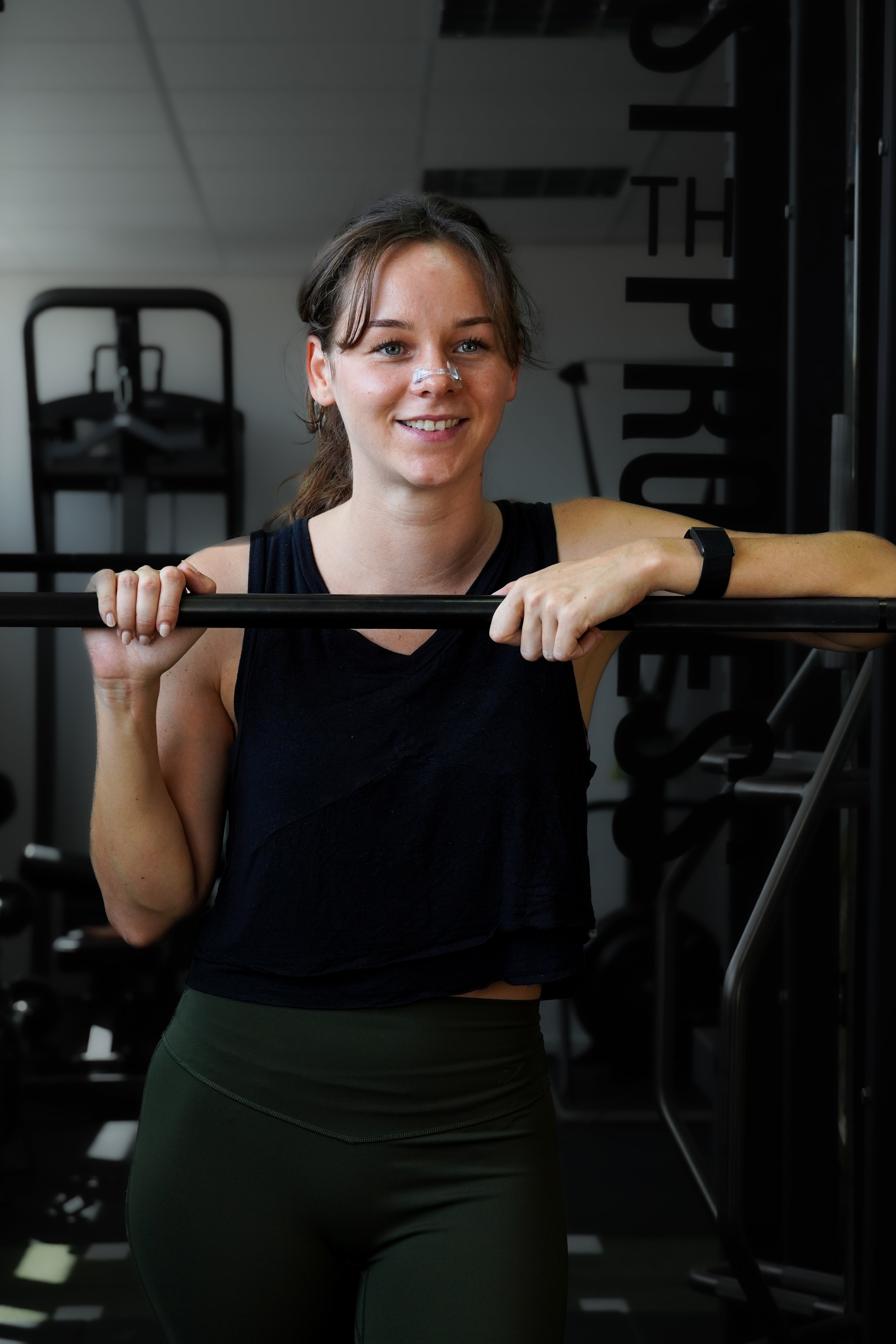 Vrouw draagt transparante magnetische neusstrips van Breathe Boosters tijdens het sporten