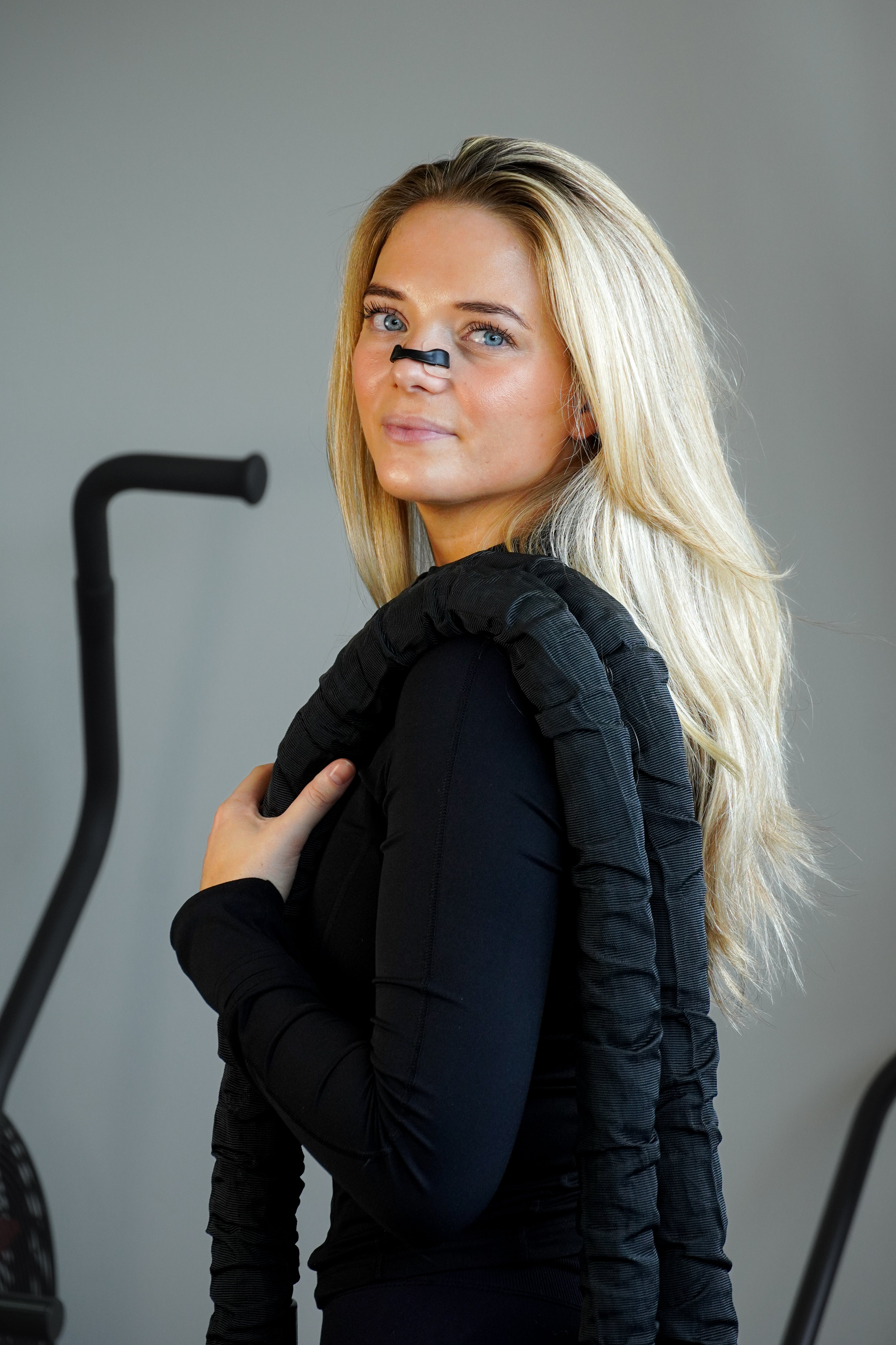 Vrouw gebruik magnetische neusstrips tijdens het sporten
