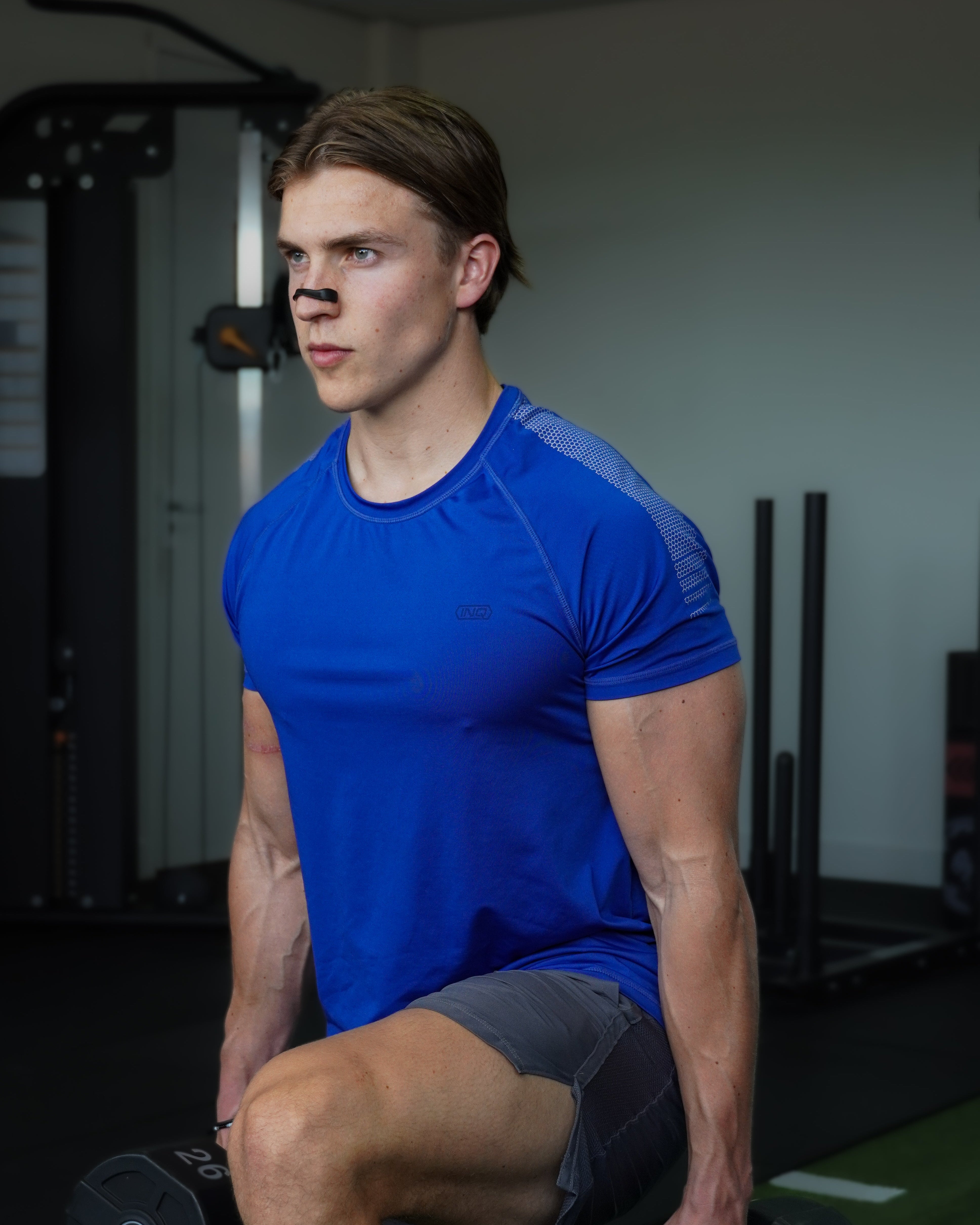 Man draagt zwarte magnetische neusstrips van Breathe Boosters tijdens het sporten