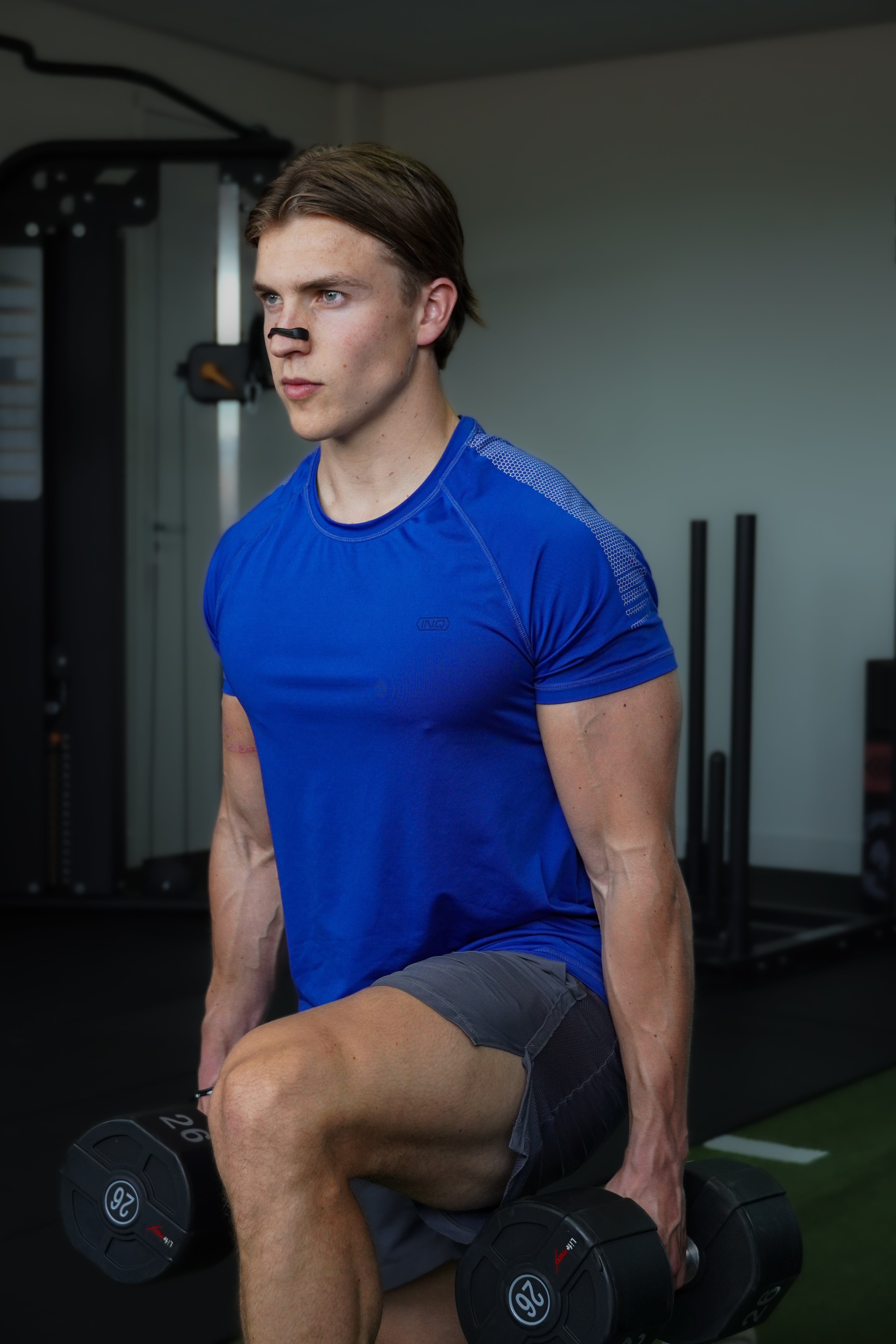 Man draag magnetische neusstrips van Breathe Boosters voor Sport en Slaap 